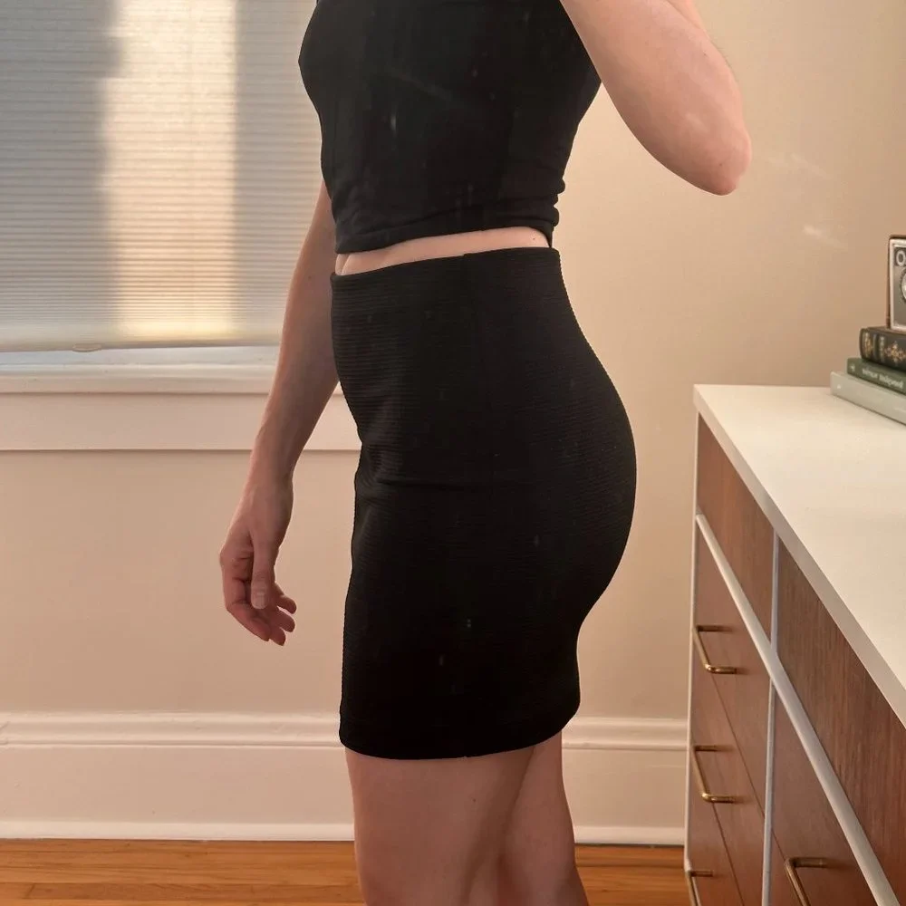 H&M Black Textured Bodycon Mini Skirt - Picture 2 of 4